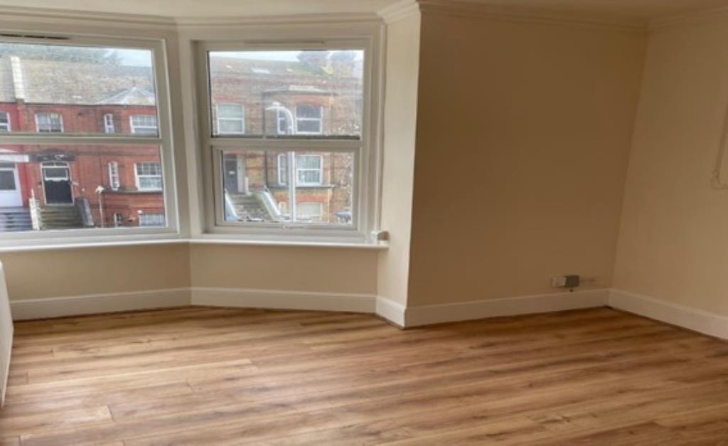 Lot: 139 - WELL PRESENTED TWO-BEDROOM FLAT - Living room